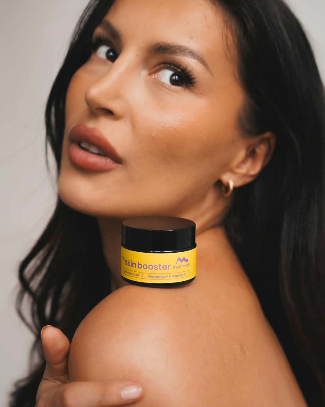 Žena s produktom na krku